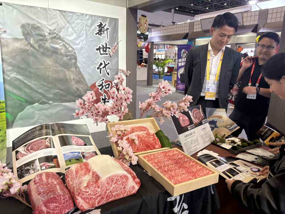 4月13日,日本展商在消博会现场展示和牛商品。(陈子薇 摄)