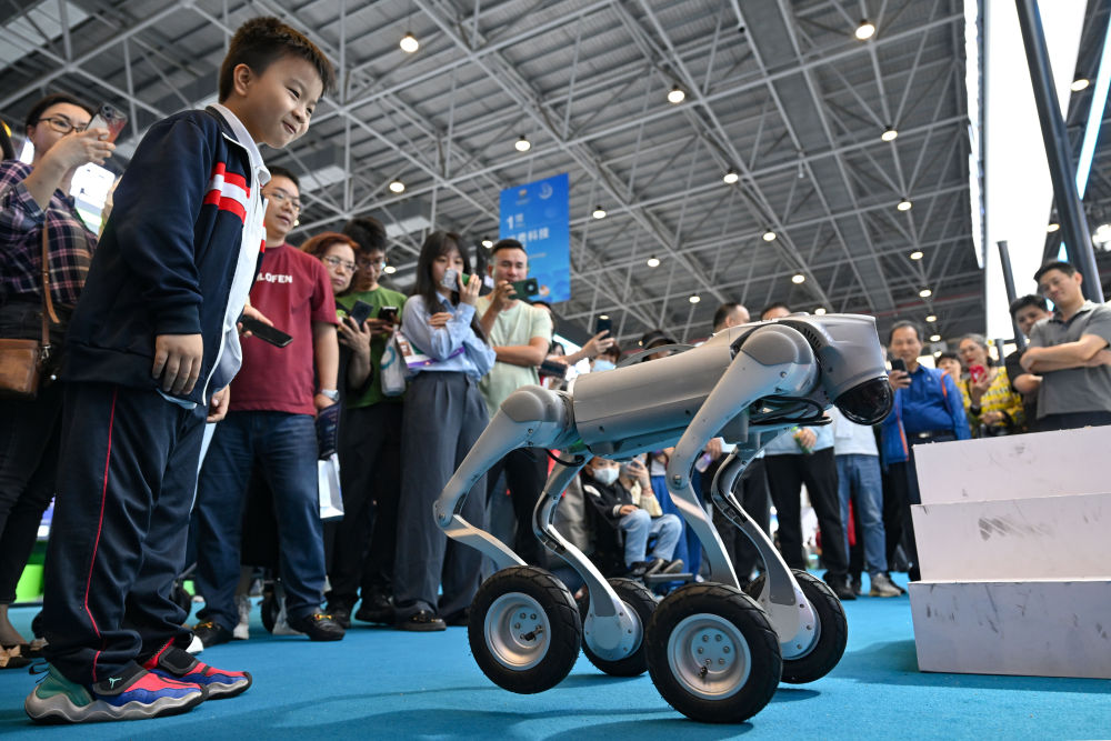 4月16日,观众在消博会现场观看国产机器狗展示技能。(郭程 摄)