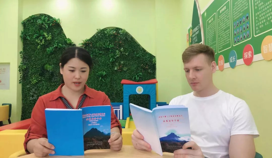 精准服务送上门 温情留住“洋”人才 —五指山市开展为外籍人才送服务保障政策上门活动1